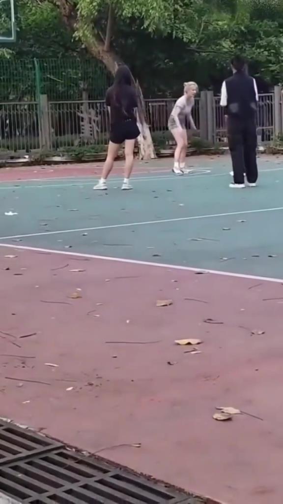 上來(lái)就背打女生的男人，真的活該沒(méi)有女朋友啊